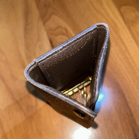 Authentic Louis Vuitton
Damier Ebene Multicles 4 Key Holder - Picture 9 of 13